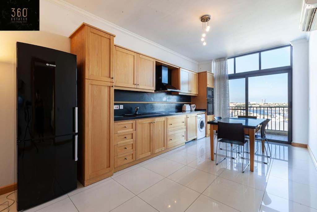Comfortable Penthouse, Served With Lift, Wifi & Ac By 360 Estates Gzira Exterior foto